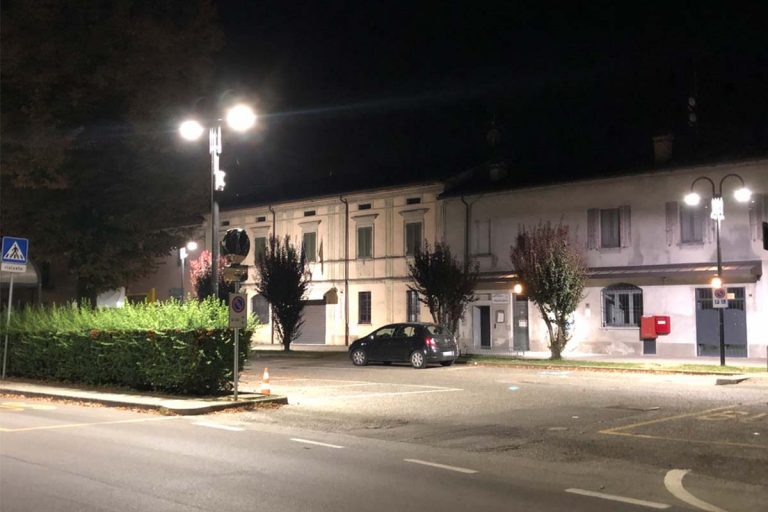 Серия L современный уличный светильник на городской дороге в Италии