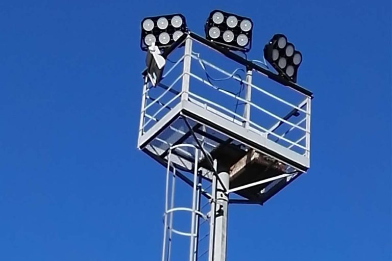 Серия J Светодиодный прожектор с высокой мачтой для полевого освещения в Италии