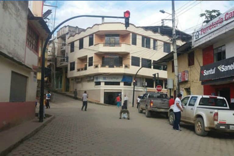 Светофор дорожный и светофор пешеходного перехода в Эквадоре