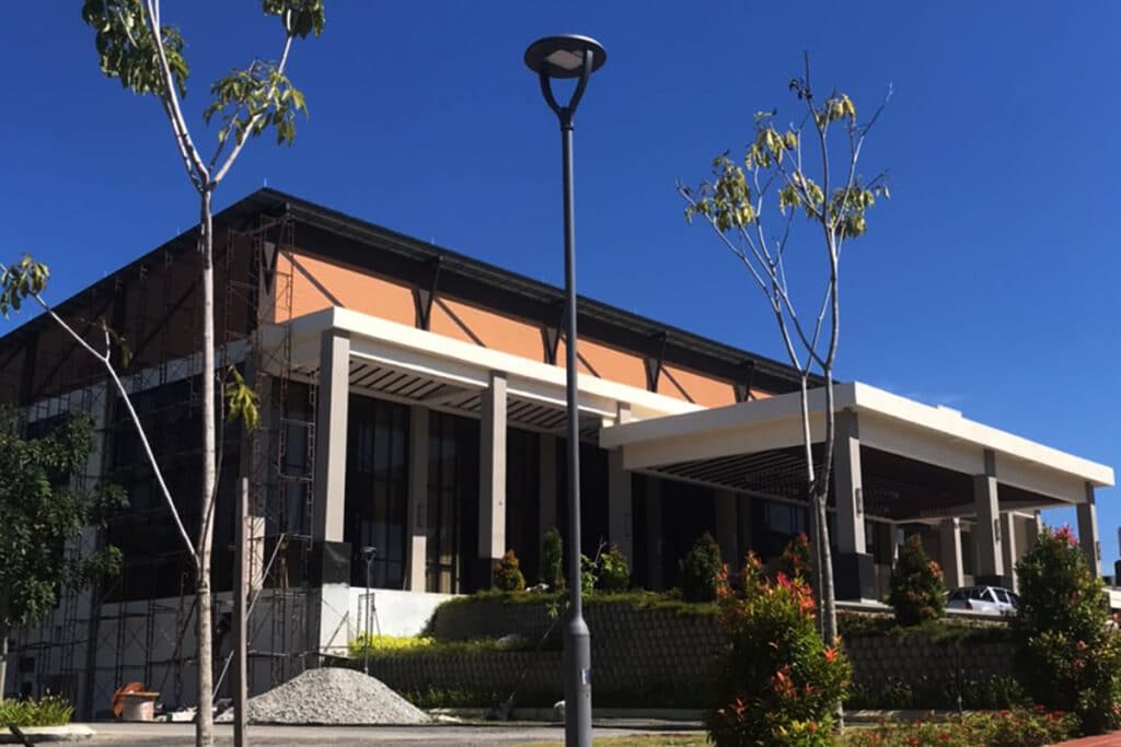 Светодиодный садовый фонарь на столбе